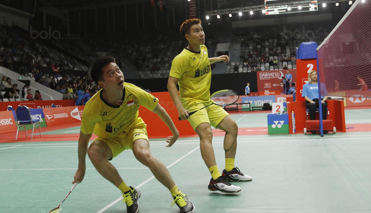 Ganda putra Indonesia Kevin Sanjaya/Marcus Gideon saat melawan wakil Thailand, Tinn Isriyanet/Kittisak Namdash, pada laga Indonesia Masters 2018 di Istora Senayan, Rabu (24/1/2018). Kevin/Marcus menang 21-16 21-16. (Bola.com/M Iqbal Ichsan)