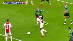 Bertrand Traore, striker muda Chelsea yang sedang dipinjamkan ke Ajax Amsterdam mencetak gol indah.
