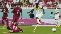 Pemain timnas Senegal, Boulaye Dia (kanan)&nbsp;berhasil menjebol gawang Qatar dalam pertandingan kedua Grup&nbsp;A Piala Dunia 2022&nbsp;yang berlangsung di Al Thumama Stadium, Qatar, Jumat (25/11/2022). (AP Photo/Thanassis Stavrakis)