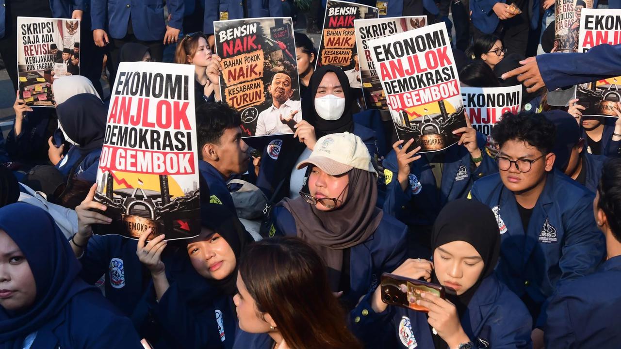 FOTO: Ratusan Mahasiswa Gelar Aksi di DPR Soroti Kebijakan Pemerintah