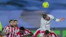 Bek Real Madrid, Sergio Ramos berusaha menyundul bola saat bertanding melawan Athletic Bilbao pada pertandingan La Liga Spanyol di di stadion Alfredo Di Stefano di Madrid, Spanyol, Rabu (16/12/2020). Madrid menang atas Bilbao 3-1. (AP Photo/Bernat Armangue)
