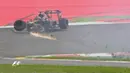 Pebalap Toro Rosso, Daniil Kvyat, mengalami kecelakaan dan menabrak dinding saat kualifikasi F1 GP Austria di Sirkuit Red Bull Ring, Austria, Sabtu (2/7/2016). (Bola.com/Twitter/F1)
