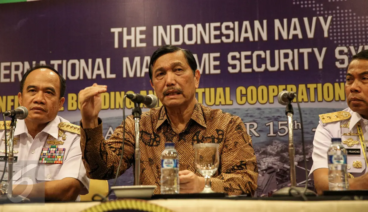 Menkopolhukam Luhut Binsar Pandjaitan (tengah) didampingi KSAL memberikan keterangan pers usai membuka Simposium Keamanan Maritim Internasional Kedua di Jakarta, Rabu (16/9/2015). (Liputan6.com/Faizal Fanani)