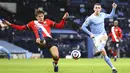 Pemain Manchester City, Phil Foden, melepaskan tendangan Saat melawan Southampton pada laga Liga Inggris di Stadion Etihad, Kamis (11/3/2021). City menang dengan skor 5-2. (Clive Brunskill/Pool via AP)