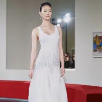 Intip pesona bumil glowing Sora Choi di runway Chanel (@chanelofficial)
