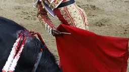 Matador asal Kolombia, Paco Perlaza menghindar dari tandukan banteng di Festival adu banteng di Arena Canaveralejo, Cali, Kolombia, (29/12). Festival ini di adakan tiap setahun sekali menjelang akhir tahun. (REUTERS/Jaime Saldarriaga)