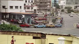 Foto yang diambil pada tanggal 29 Agustus 1990 di Havana menunjukkan mobil orang Kuba mengantre untuk mengisi bahan bakar di sebuah pom bensin yang kekurangan. (AFP/Rafael Perez)