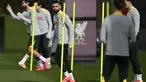 Pemain depan Liverpool Mohamed Salah (tengah) saat sesi latihan di tempat latihan tim Liverpool, barat laut Inggris, pada 4 Maret 2025. (Paul ELLIS/AFP)