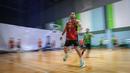 Pemain Timnas Basket Indonesia, Widyanata Putra Teja melakukan pemanasan saat pemusatan latihan Timnas Basket Indonesia untuk SEA Games 2023 Kamboja di GBK Arena, Senayan, Jakarta, Rabu (03/05/2023). (Bagaskara Lazuardi)