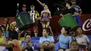 Kreativitas para suporter saat mendukung timnya bermain di kandang. (AP Photo/Jorge Saenz)