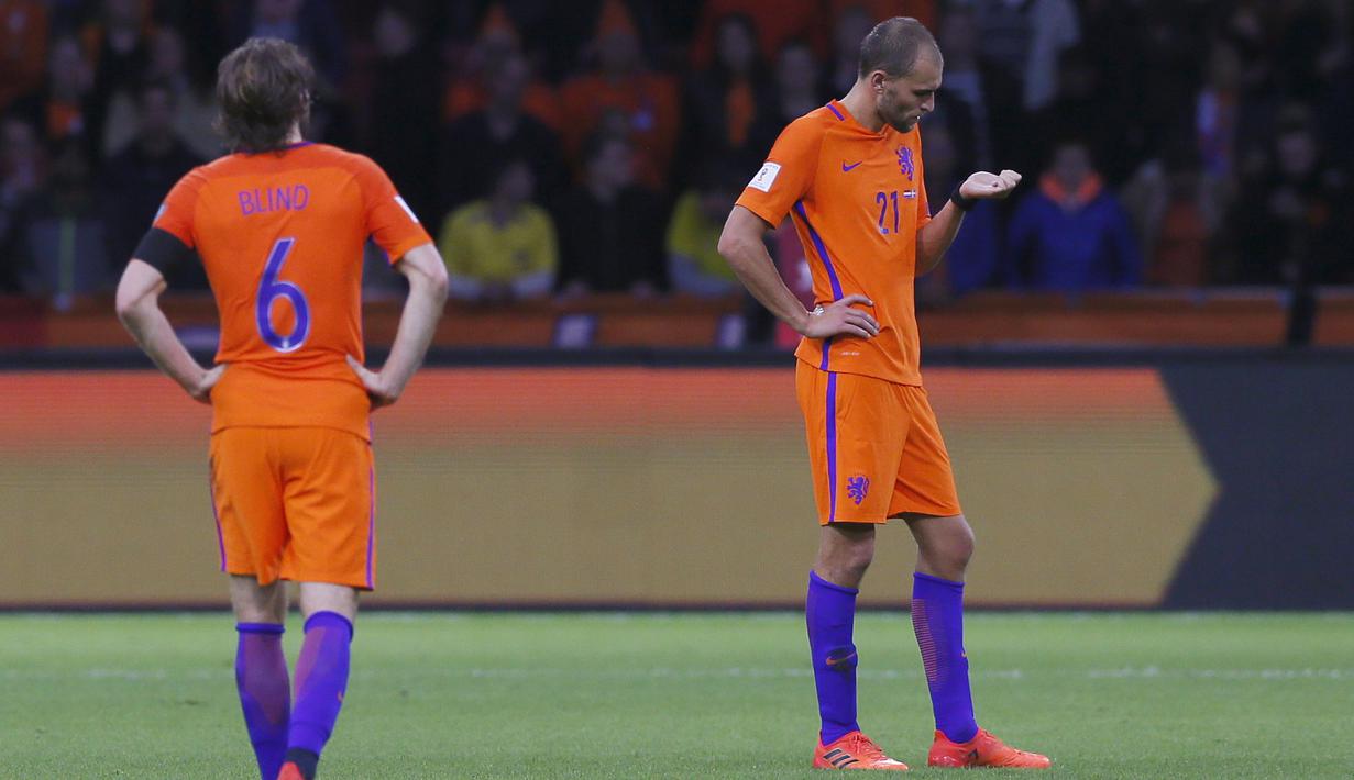 Ekspresi sedih pemain Belanda, Bas Dost (kanan) dan Daley Blind usai melawan Swedia pada kualifikasi Piala Dunia 2018 grup A di Amsterdam Arena, Amsterdam (10/10/2017). Belanda gagal melaku ke Piala Dunia 2018. (AP/Peter Dejong)