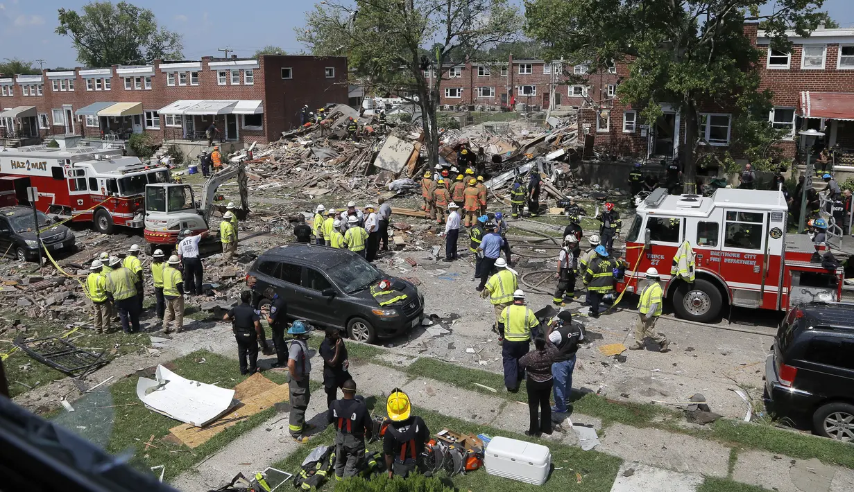 Petugas penyelamat bekerja dekat puing-puing usai ledakan di Baltimore, Maryland, Amerika Serikat, Senin (10/8/2020). Ledakan mengakibatkan tiga rumah hancur menjadi puing-puing. (AP Photo/Julio Cortez)