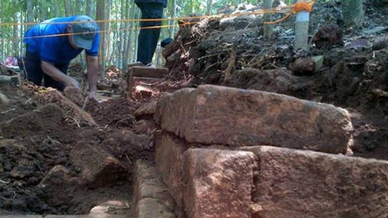 Tim arkeolog gali candi peninggalan Mataram kuno abad 10 di Semarang