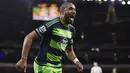 Pemain Swansea City, Ashley Williams menjadi penentu kemenangan timnya  saat melawan Arsenal  pada lanjutan Liga Inggris di Stadion Emirates, Kamis (3/3/2016). Swansea menang 2-1. (Reuters/Dylan Martinez)