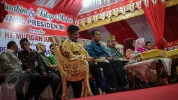 Wakil Presiden Jusuf Kalla (bersongkok emas) bersama istrinya Mufidah menghadiri malam silaturahmi dengan warga Bone, Makassar, Sabtu (6/5/2015). JK disambut dengan tarian adat Bugis saat tiba di tempat acara. (Liputan6.com/Faizal Fanani)