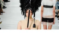 Selama acara Maison Margiela di Paris Fashion Week dua model pilihan mengenakan tas raksasa di atas kepala mereka dijadikan sebagai topi