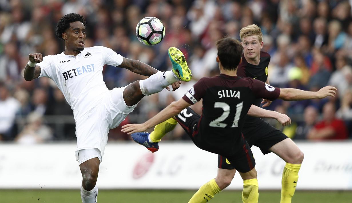 Pemain Swansea City, Leroy Fer (kiri) berebut bola dengan para pemain Manchester City pada lanjutan Premier League di Stadion Liberty, Swansea, Sabtu (24/9/2016). (AFP/Adrian Dennis)