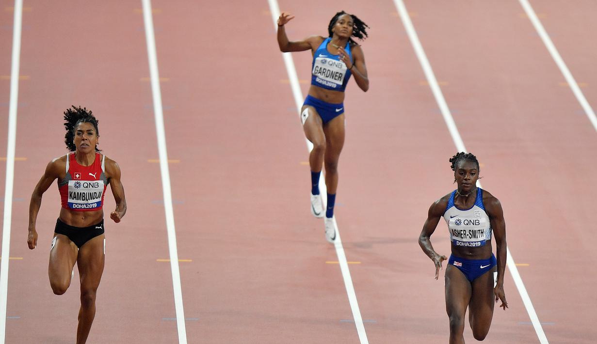 Sprinter Amerika Serikat, English Gardner (tengah) mengalami cedera saat berlaga dalam semifinal 100 meter putri Kejuaraan Atletik Dunia di Doha, Qatar, Minggu (29/9/2019). Peraih medali emas olimpiade tersebut mengalami cedera hamstring. (AP Photo/Martin Meissner)