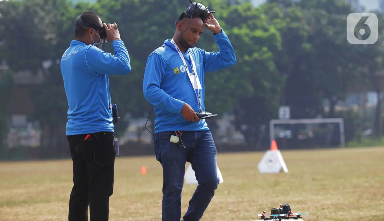 Peserta mengoperasikan dronenya saat lomba drone KASAU CUP KASAU CUP 2020 di Lapangan Wisma Aldiron, Jakarta, Sabtu (12/9/2020). Lomba yang diselengarakan TNI AU World Airsport Federation Federasi Aero Sport Indonesia memperebutkan piala Kasau Cup 2020 dengan lima kategori. (merdeka.com/Imam Buhori