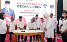 Bupati Ipuk Serahkan 200 Becak Listrik Bantuan Presiden ke Pengemudi Becak Lansia Banyuwangi