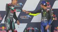 Fabio Quartararo dan Valentino Rossi saat naik podium MotoGP Andalusia. (AP Photo/David Clares)