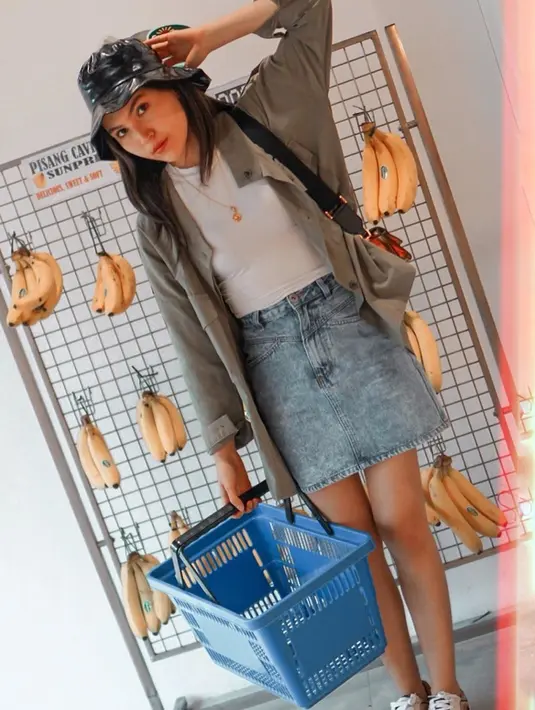 Begini padu padan kemeja dan shirt ala Olivia Jensen. Tampil menawan dengan bucket hat, sneakers dan Sling bag, pemain 'Cinta 2 Hati' ini memilih makeup natural agar lebih fresh pada penampilannya. Tambahan aksesoris kalung juga bisa bikin kamu makin eye catching.
(Liputan6.com/IG/@oliviajensen)