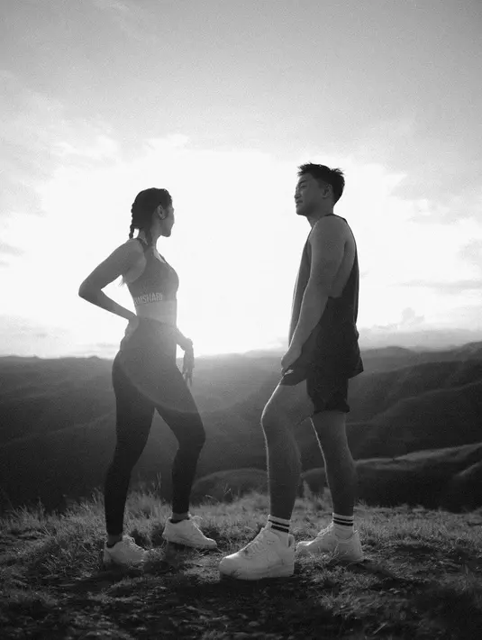 Bukan tanpa alasan, Olivia dan Ken memilih konsep prewedding bertema olahraga.  [Foto: IG/olivia.mci8].