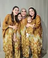 Baju Lebaran 2023 keluarga Ayu Ting Ting hari ke-3 degan set batik model kaftan. [Foto: @ayutingting92]