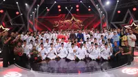 Paskibraka Nasional 2019, pelatih, dan pembina foto bareng para artis yang menjadi juri dan host D'Star Indosiar (Aditya Eka Prawira/Liputan6.com)