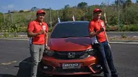 Dua pembalap nasional Alvin Bahar dan Rio SB dari Honda Racing Indonesia menyiksa all new Honda Brio di sela media test drive di kawasan Uluwatu, Badung, Bali. (Merdeka.com)