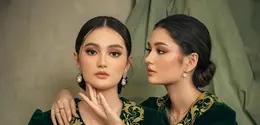 Dalam foto ini, dua kakak beradik tersebut terlihat begitu serasi mengenakan kebaya velvet berwarna hijau zamrud yang kaya akan detail, menciptakan kesan anggun sekaligus mewah. [@riomotret].