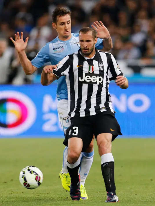 Bek Juventus, Giorgio Chiellini (depan) mengontrol bola dari kejaran penyerang Lazio Miroslav Klose pada final Coppa Italia di Olimpico Roma, Italia, Rabu (20/5/2015). Juventus menang 2-1 atas Lazio. (Reuters/Giampiero Sposito)