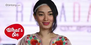 Dalam video tersebut, Zaskia Gotik yang sepertinya tengah memeragakan goyang itik khasnya, mendapat sambutan dari para penonton.