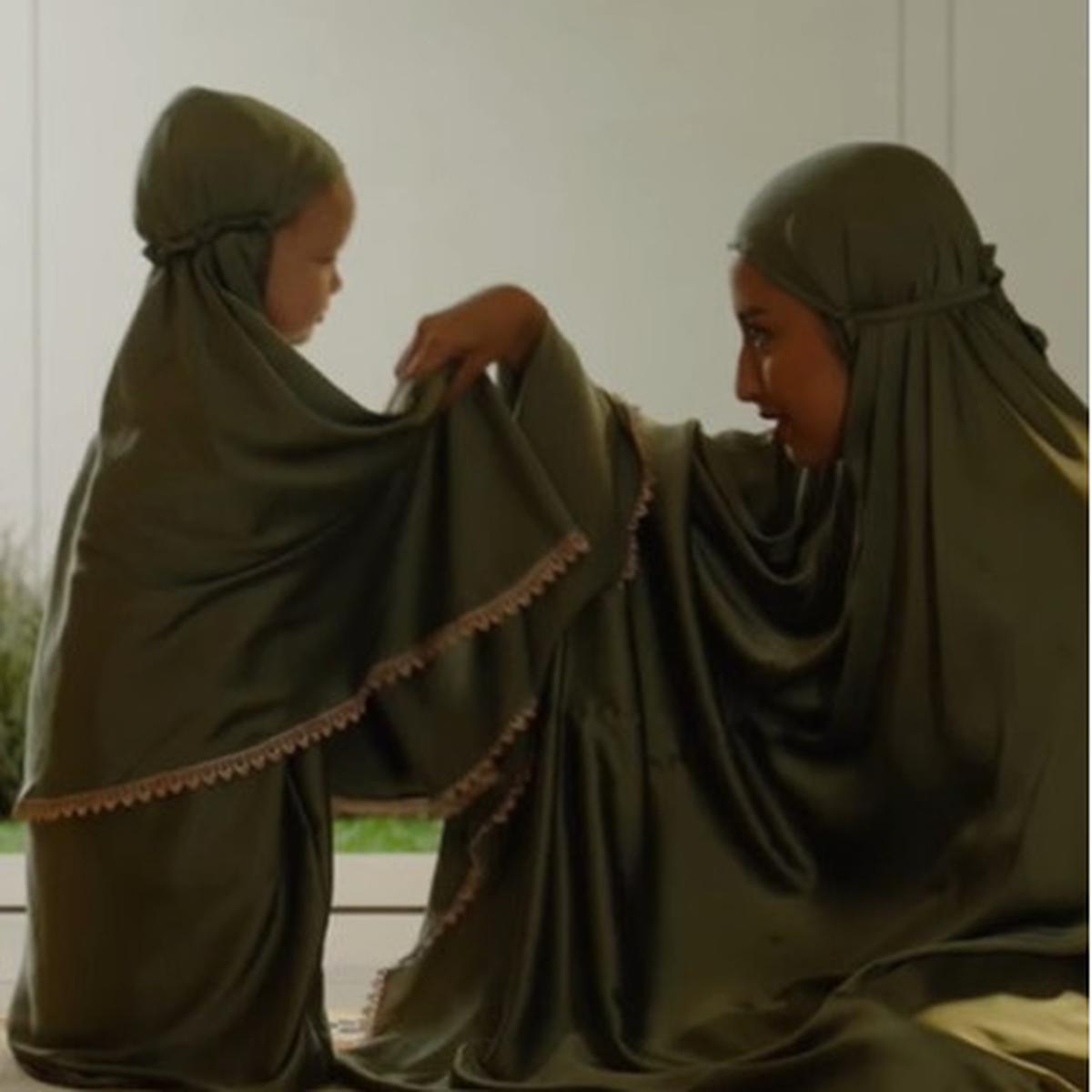 Syuting Iklan, Ini Potret Super Gemas Kamari dan Jennifer Coppen Pakai Mukena Couple