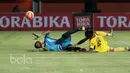 Pemain Mitra Kukar, Moniega dihadang kiper Gresik United pada partai kedua Grup A Piala Presiden 2017 di Stadion Maguwoharjo, Sleman, Sabtu (4/2/2017). Mitra Kukar menang 1-0. (Bola.com/Nicklas Hanoatubun)