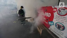 Petugas Puskesmas Palmerah melakukan pengasapan (fogging) untuk Pemberantasan Sarang Nyamuk Aedes Aegypti di Museum Tekstil, Jakarta, Selasa (30/4/2024). (Liputan6.com/Angga Yuniar)