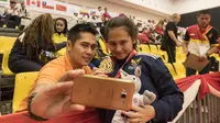 Ceyco Georgia Zefanya melakukan selfie usai menjadi juara pada Kejuaraan Dunia Karate Junior di ICE BSD, Tangerang, Jumat (13/11/2015). (Bola.com/Vitalis Yogi Trisna) 