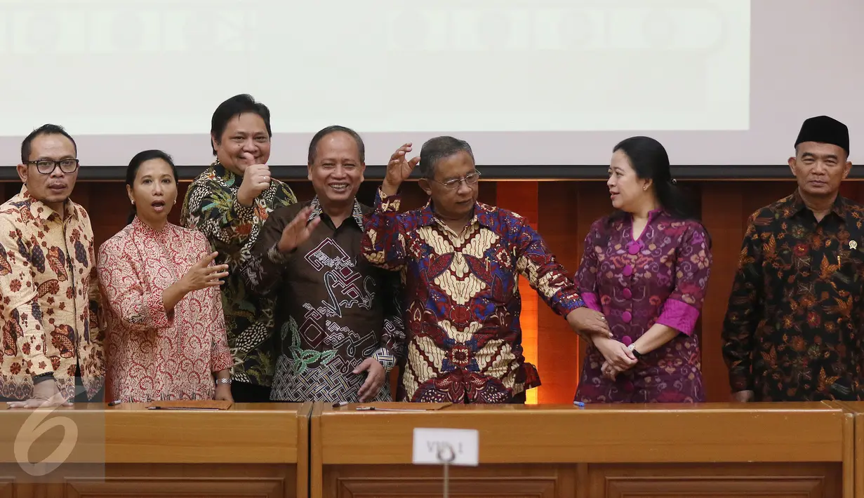 Sejumlah menteri usai penandatanganan Nota Kesepahaman 5 Menteri dan Perjanjian Kerjasama SMK dan Industri di Kementerian Perindustrian Jakarta, Selasa (29/11). (Liputan6.com/Fery Pradolo)
