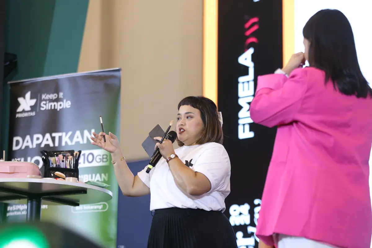 Tutorial Morning Glow Look dari MUA Lizzie Para, Makeup Sat Set untuk Kulit Kering di Fimela Day 2024