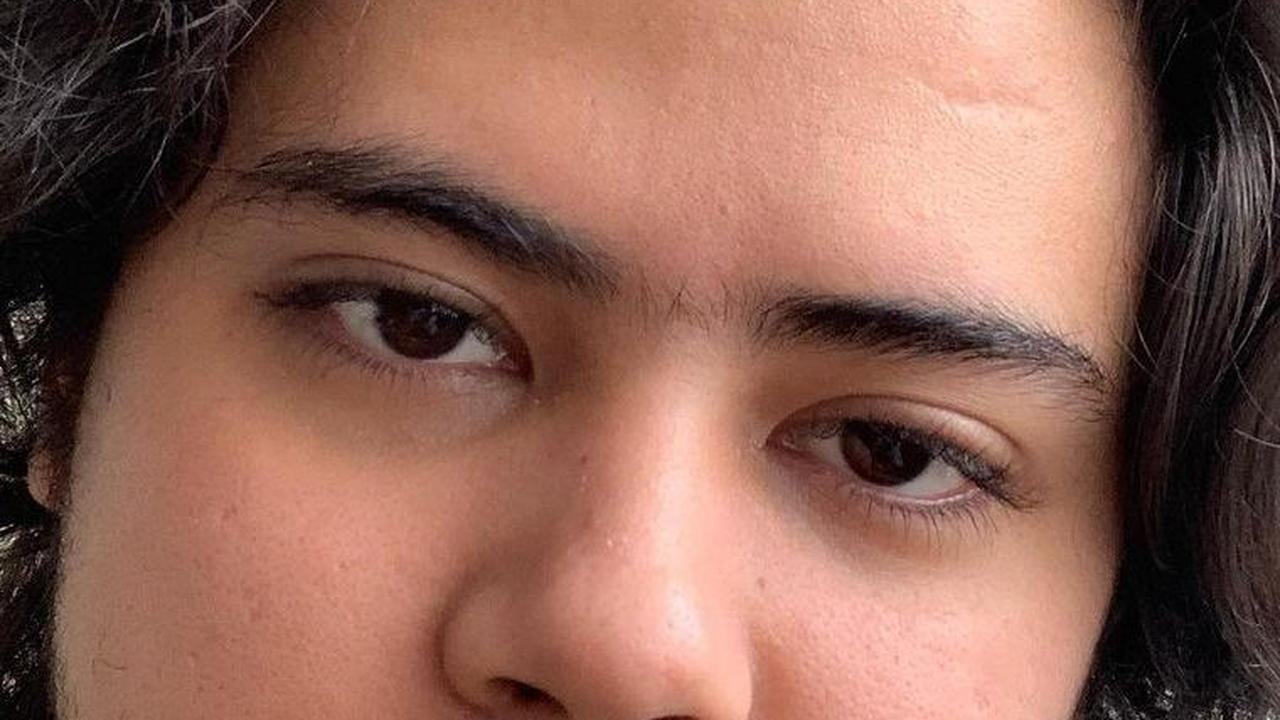 Aliando artis yang punya alis tebal. Alisnya itu menjadi ciri khas dari ketampanan pria kelahiran 26 Oktober 1996 ini.