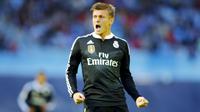 Gelandang Real Madrid, Toni Kroos merayakan selebrasi usai mencetak gol ke gawang Celta Vigo pada laga Liga Spanyol di Stadion Balaidos , Spanyol, Senin (27/4/2015). Real Madrid menang 4-2 atas Celta Vigo. (REUTERS/Miguel Vidal)