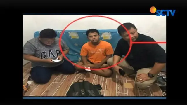 Dalam penangkapan itu polisi menyita barang bukti berupa dua buah telepon genggam dan bendera Hizbut Tahrir Indonesia.