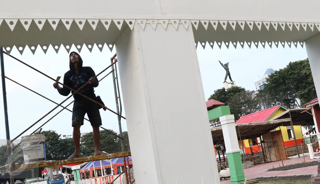 Pekerja menyelesaikan pembuatan rumah adat betawi jelang pelaksanaan Festival Lebaran Betawi IX di Lapangan Banteng, Jakarta, Kamis (11/8). Festival ini diharapkan dapat menjadi salah satu destinasi wisata di Ibukota. (Liputan6.com/Immanuel Antonius)