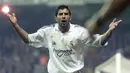 Luis Figo. Sayap kanan Portugal yang kini berusia 49 tahun dan telah pensiun pada Juli 2009 bersama Inter Milan ini pernah memperkuat Real Madrid selama 5 musim mulai 2000/2001 hingga 2004/2005. Ia didatangkan dari Barcelona pada awal musim 2000/2001 dengan nilai transfer 60 juta euro atau kini setara Rp934 miliar dan total tampil dalam 244 laga di semua ajang dengan torehan 57 gol dan 91 assist. Beberapa gelar bergengsi mampu diraih, di antaranya 2 gelar La Liga dan 1 trofi Liga Champions. (AFP/Christophe Simon)