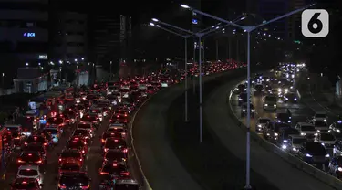 Sejumlah kendaraan melintas di Jalan Jenderal Sudirman, Jakarta, Kamis (31/3/2022). Jalan Jenderal Sudirman terpantau mulai padat saat jam pulang kantor pada PPKM Level 2. (Liputan6.com/Herman Zakharia)