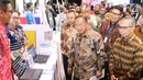 Menko Perekonomian Darmin Nasution dan Ketua OJK Wimboh Santoso mengunjungi salah satu stan selama acara Capital Market Summit & Expo 2019 di Balai Sidang Jakarta Convention Center (JCC), Jakarta, Jumat (23/8/2019). (Liputan6.com/Angga Yuniar)