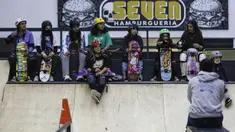 Gadis-gadis berkumpul saat latihan dalam acara Girl Power Day di Sao Paulo, Brasil, Rabu (4/8/2021). Keberhasilan atlet muda Brasil Rayssa Leal (13) meraih medali perak Olimpiade Tokyo 2020 membuat perempuan muda di negaranya berharap menjadi bintang skateboard berikutnya. (AP Photo/Marcelo Chello)