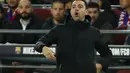 Pelatih Barcelona, Xavi Hernandez menginstruksikan pemainnya saat bertanding melawan Sevilla pada pertandingan lanjutan La Liga Spanyol di stadion Camp Nou di Barcelona, Spanyol, Senin (4/4/2022). Barcelona menyamai raihan poin Atletico Madrid dan Sevilla, 57 poin. (AP Photo/Joan Monfort)