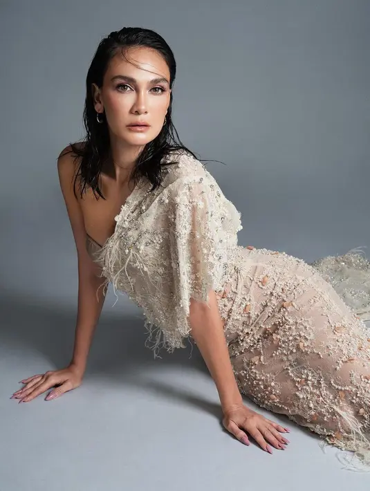 Wet look yang slay dari Luna Maya saat jalani photoshoot. Ia menata rambutnya dengan gaya yang tak biasa; wet look dan sedikit messy namun menyempurnakan keseluruhan penampilannya untuk photoshoot ini. [Foto: Instagram/lunamaya]