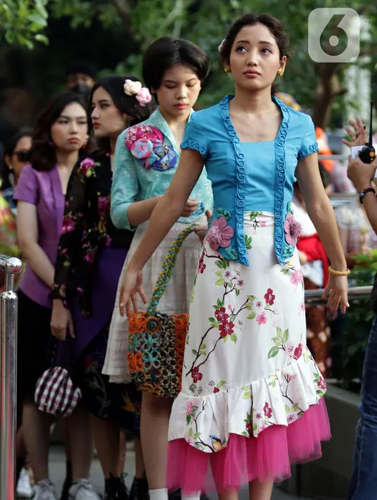 Sejumlah model menggunakan busana kebaya milenial rancangan Lenny Agustin saat peragaan busana kebaya di area Gedung Sarinah, Jakarta, Sabtu (13/8/2022). Sejumlah komunitas mengadakan peragaan busana kebaya untuk mendukung penetapan Hari Kebaya Nasional. (Liputan6.com/Helmi Fithriansyah)